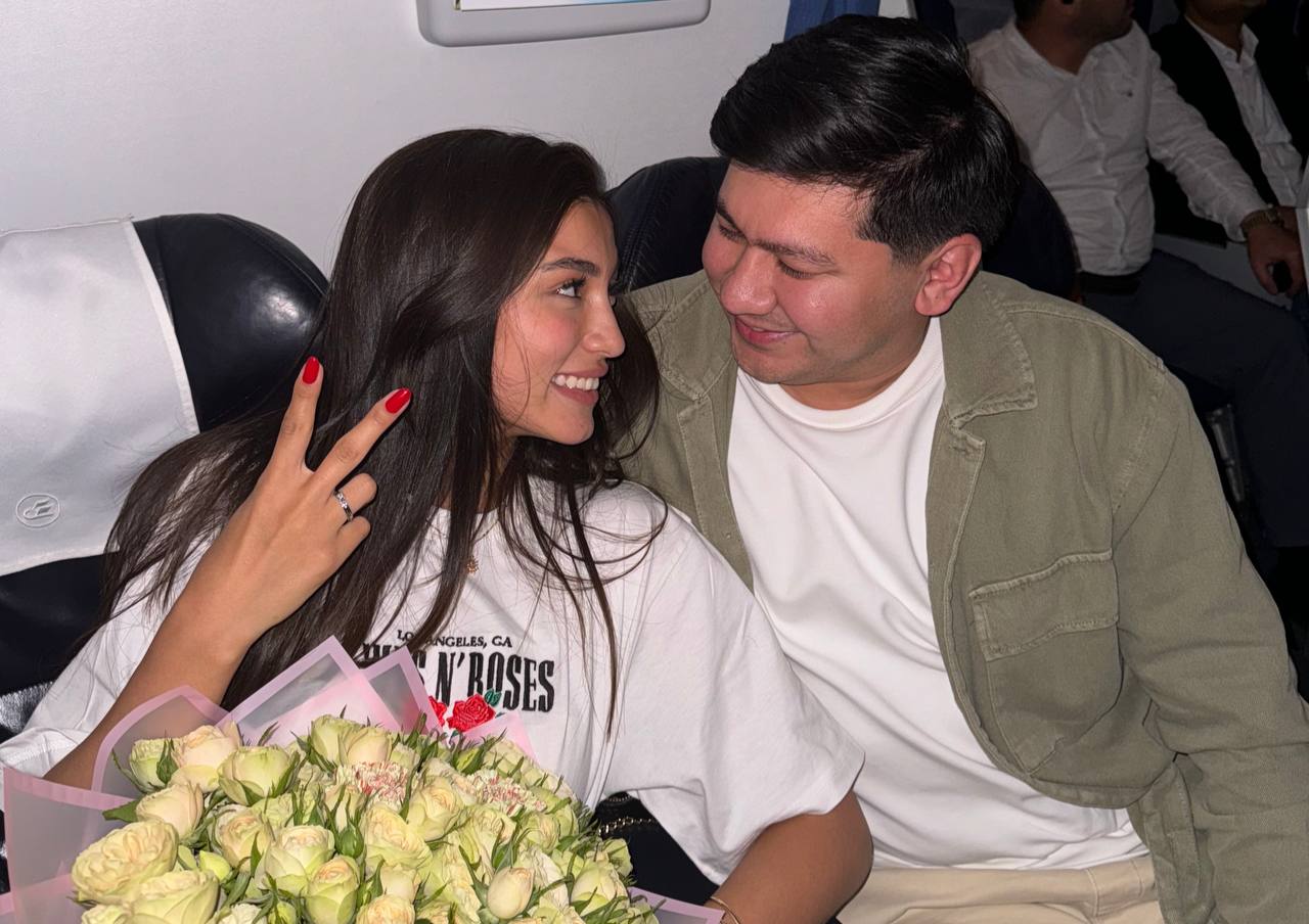 Парень из Узбекистана сделал предложение девушке на борту самолета