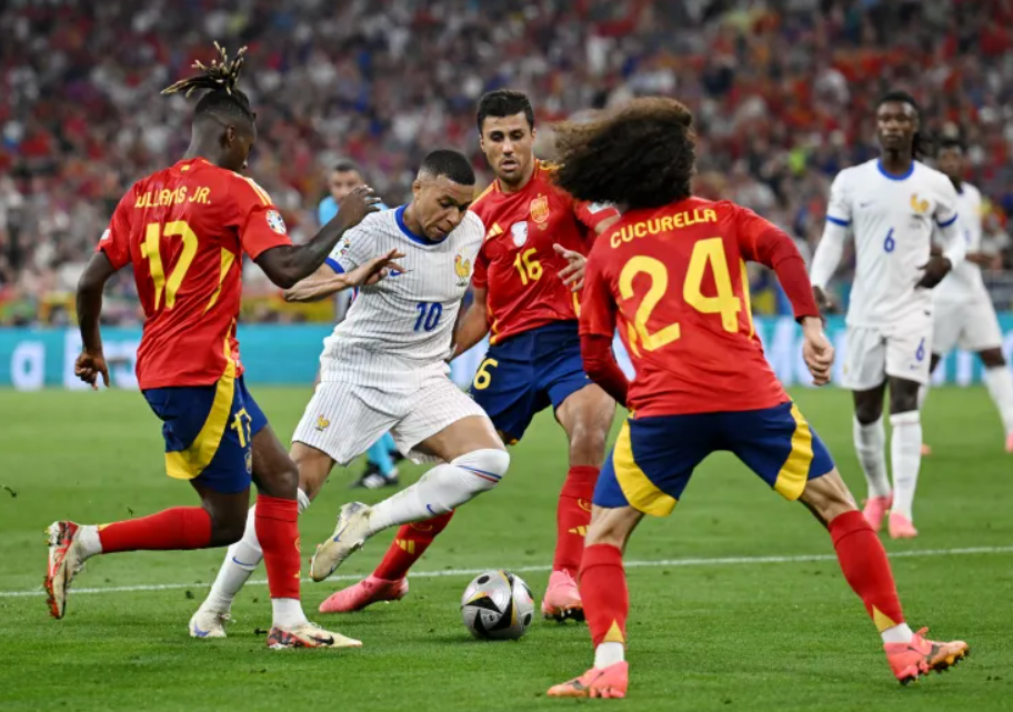 Испания вышла в финал Евро, одолев Францию