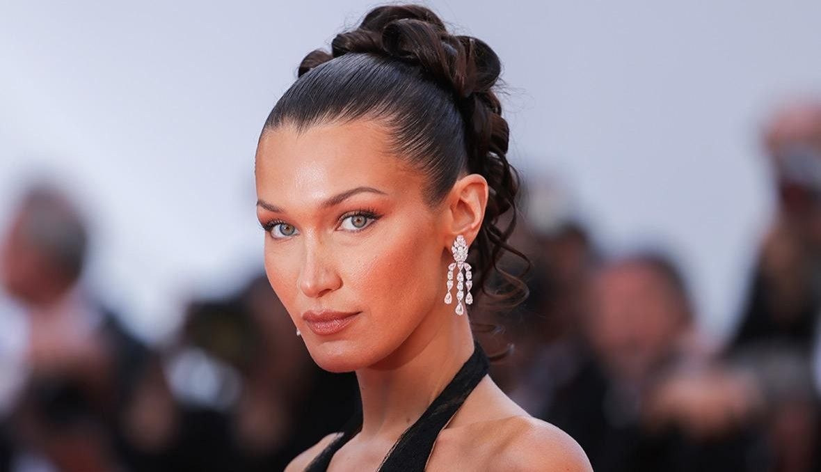 Белла Хадид выпускает книгу о себе — с архивными фото и личными заметками