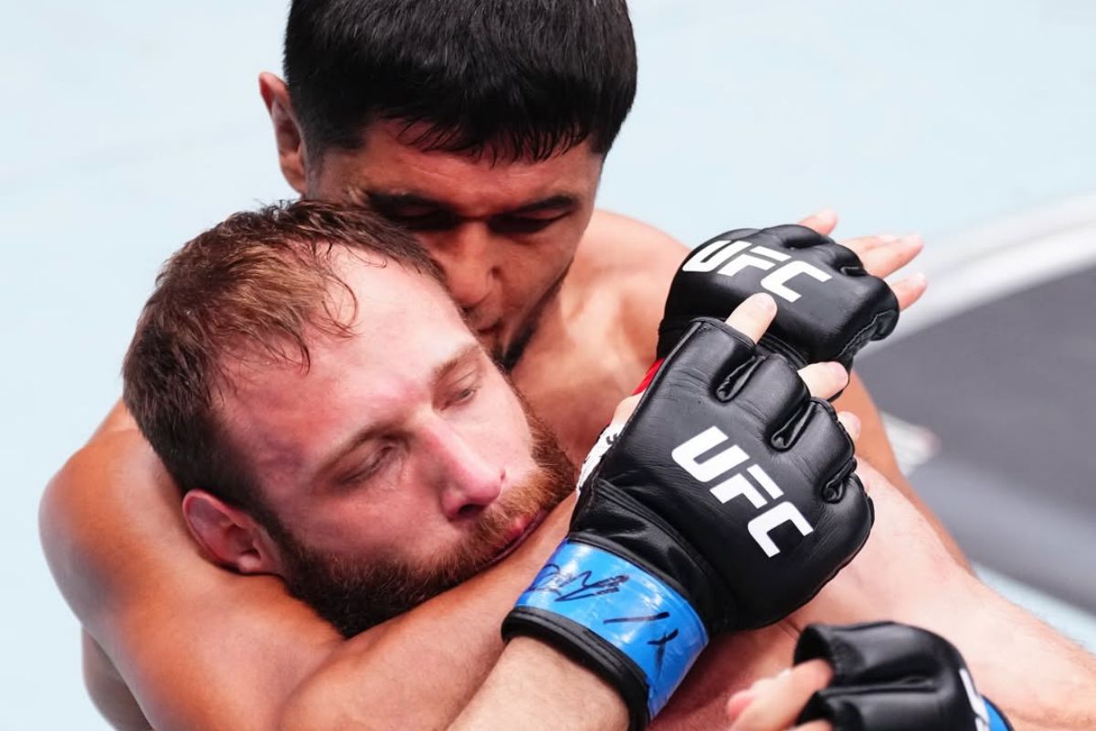 UFC: Рузибоев «задушил» Пуляева в первом раунде