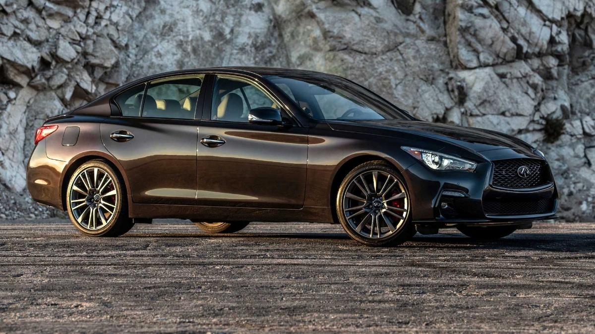Infinity Q50 в версии Black Opal Edition получит изменяющуюся краску кузова
