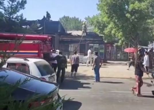 На Яшнабаде вспыхнул пожар в продуктовом магазине (видео)