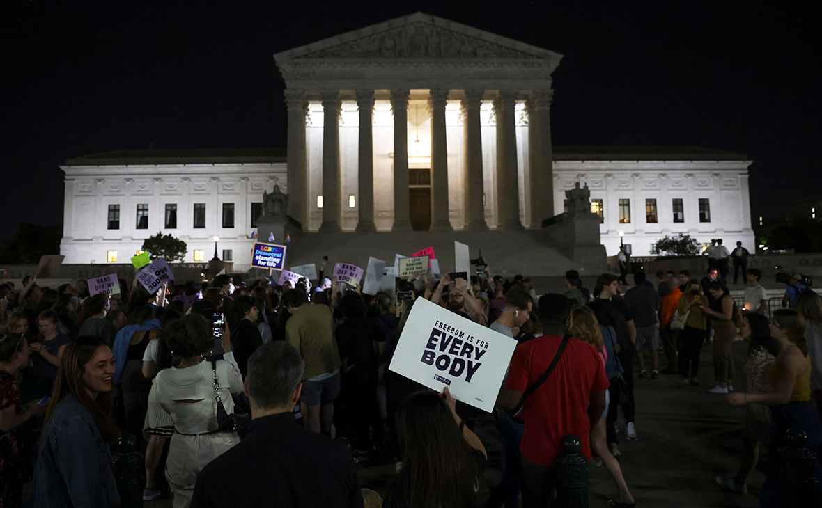Американцы устроили массовые протесты, требуя отменить закон о запрете абортов — видео