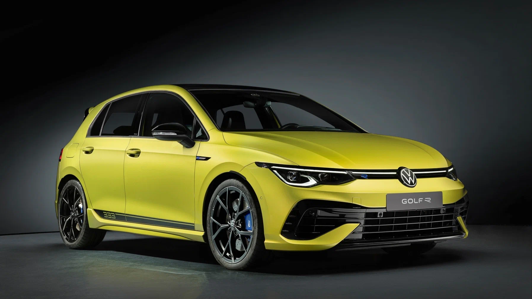 Volkswagen вывел на дорожные тесты Golf R и Golf R Variant