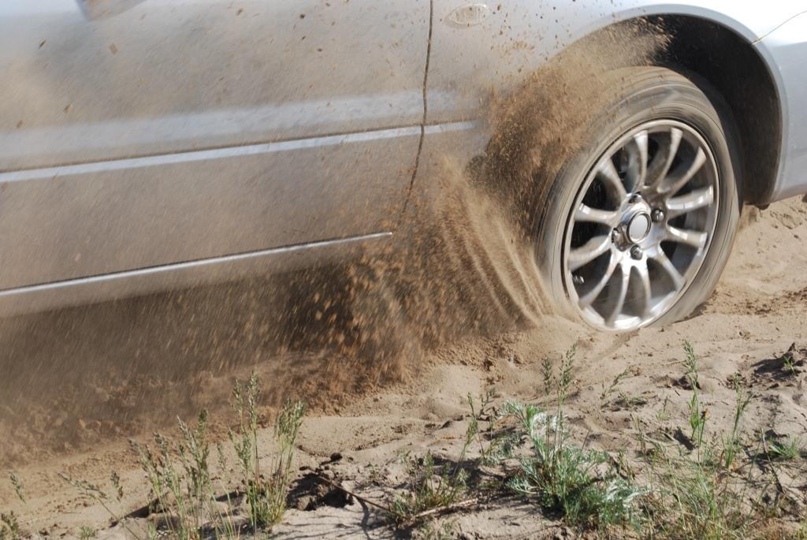 Навоийский угонщик автомобиля не смог скрыться от правоохранителей из-за песка