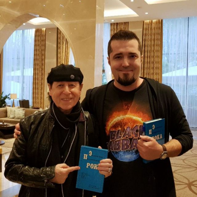 Клаус Майне (Scorpions) в руках держит одну из книг Виталия Меньшикова. Рядом с Клаусом - Дмитрий Меньшиков. 