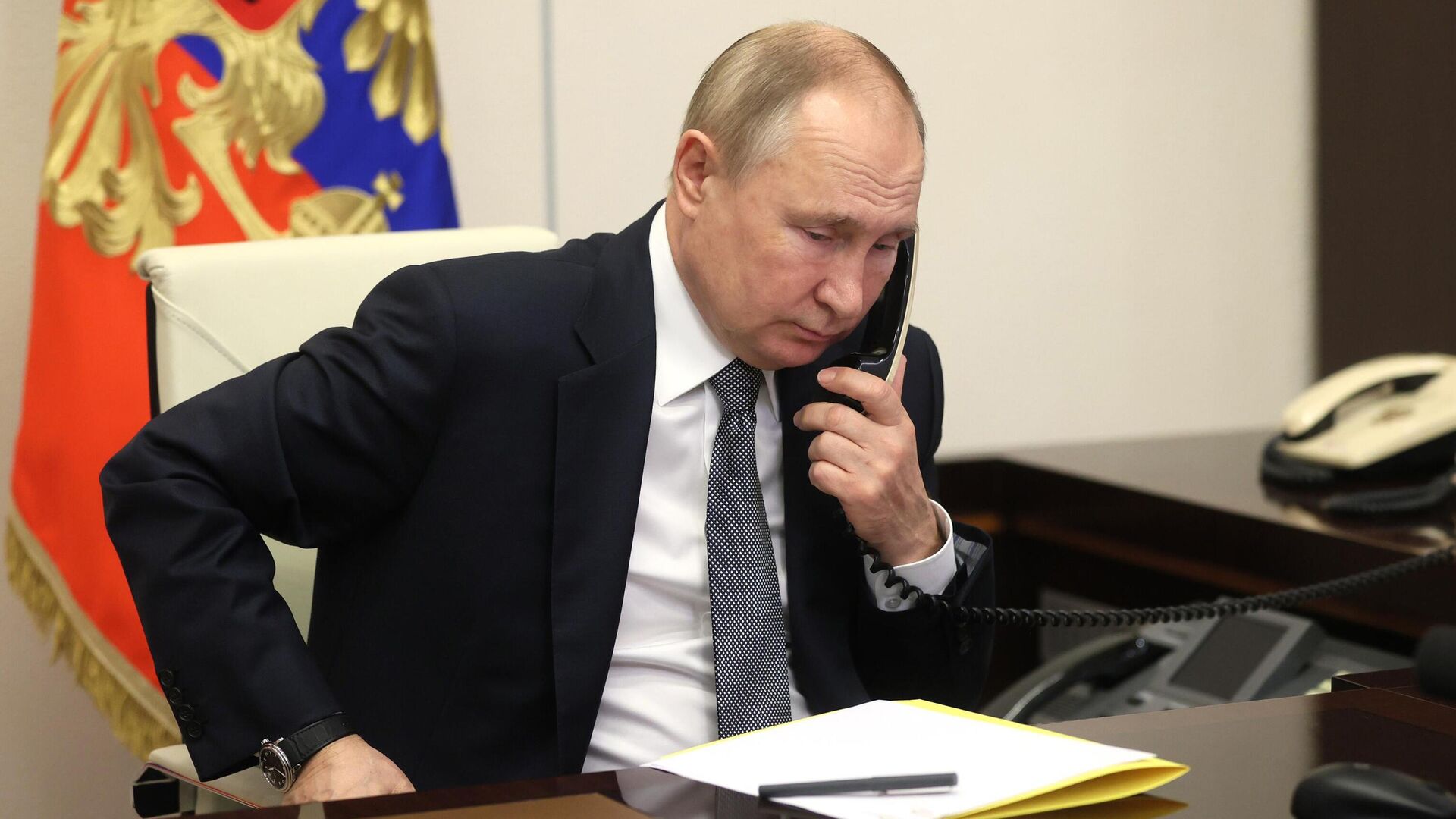 Путин поручил ввести режим прекращения огня в Украине