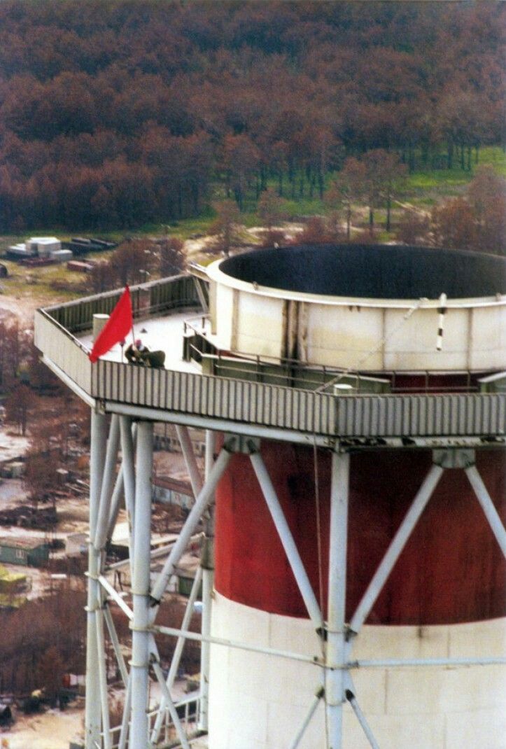 Chernobil halokati joyi to'liq tozalanganini bildirish uchun qizil bayroqlar ko'tarilgan. Tozalash ishlari uch kishidan iborat guruh amalga oshirgan va ularning har biri bittadan shishada 