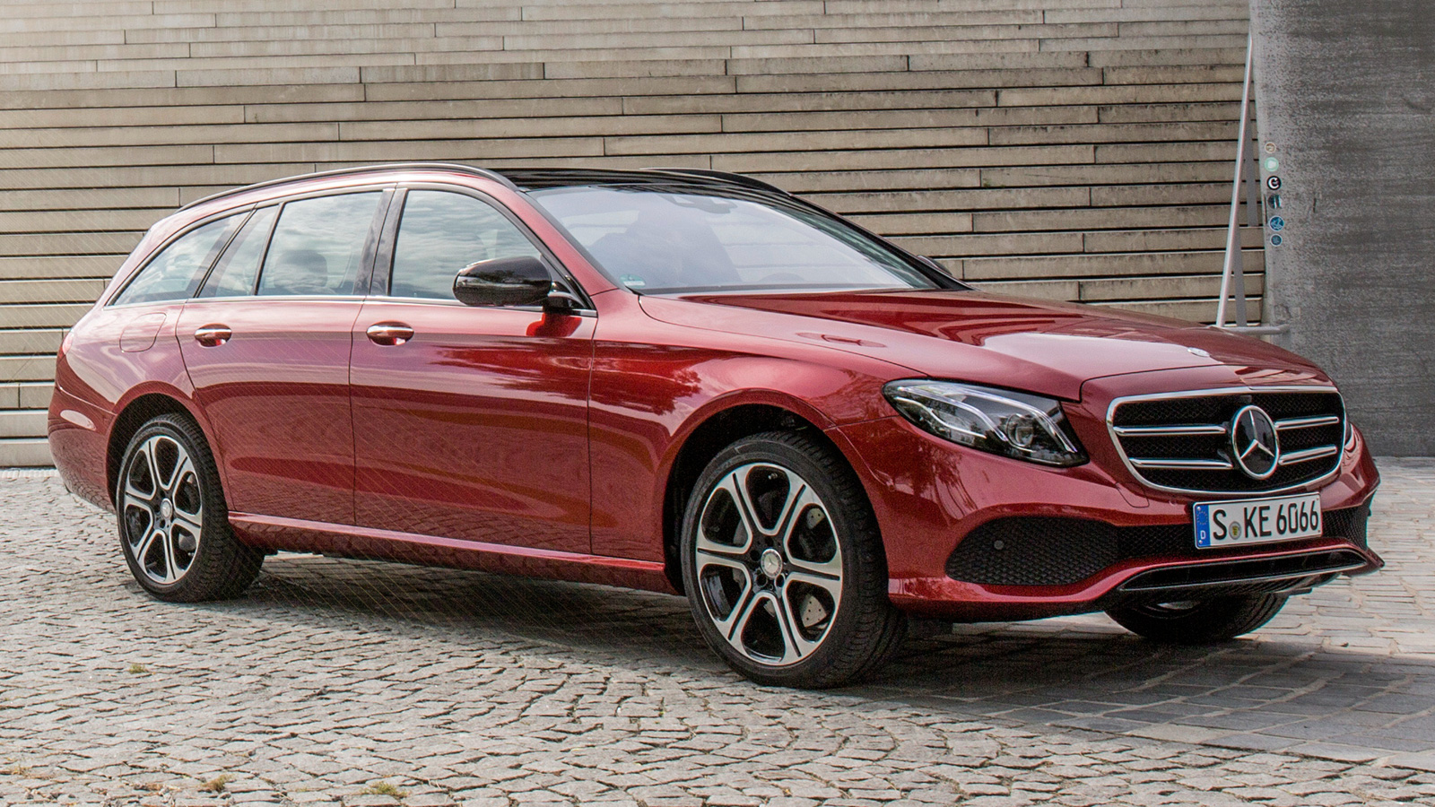 В сети появились первые фото обновленного универсала Mercedes-Benz E-Class