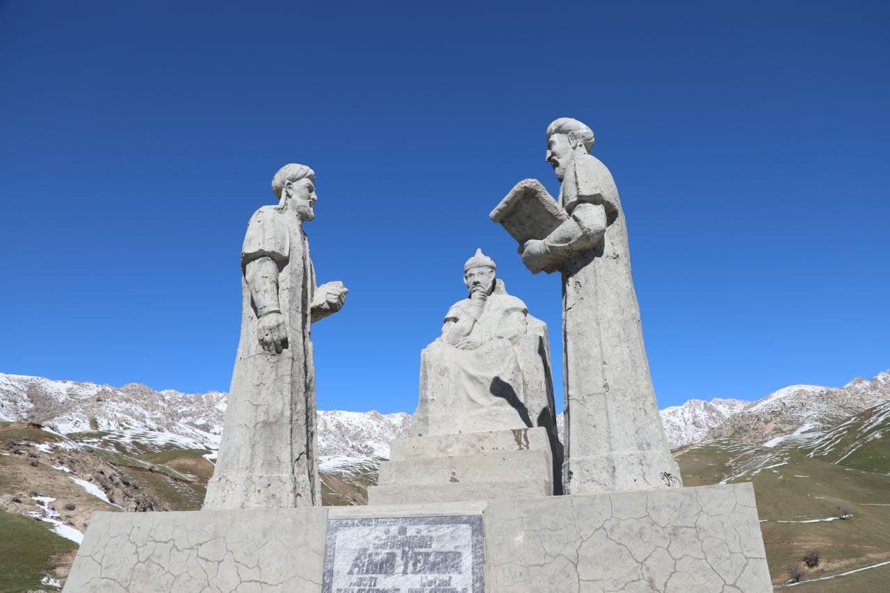 В Узбекистане обнаружили заброшенную статую Амира Тимура