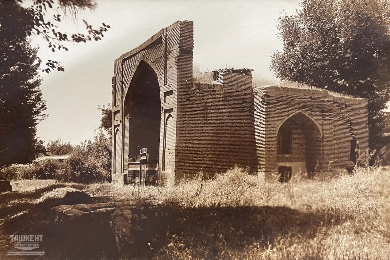 Toshkent shahrida joylashgan Shayx Boboxoji maqbarasi(1924-1929-yillar). Mazkur maqbara Hasti Imom majmuasi hududida joylashgan bo'lib, u 1939-yilda g'ishtlar bilan demontaj qilingan<br>