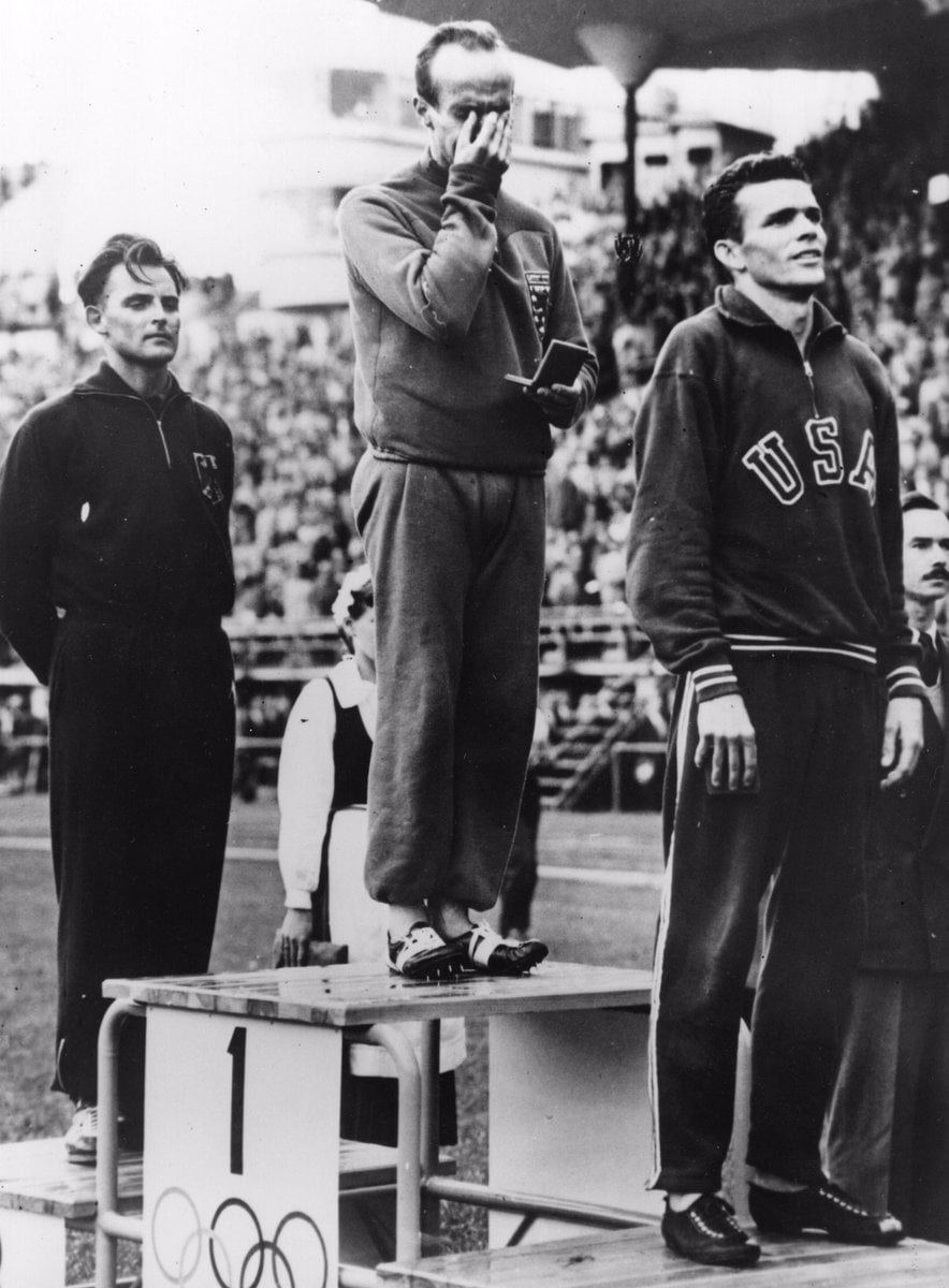 1952-yilda Lyuksemburgdagi Olimpiya o'yinlarida 1500 metrga yugurishda birinchi o'rinni egallab, Olimpiya rekordini o'rnatgan sportchi Jozi Bartel<br>