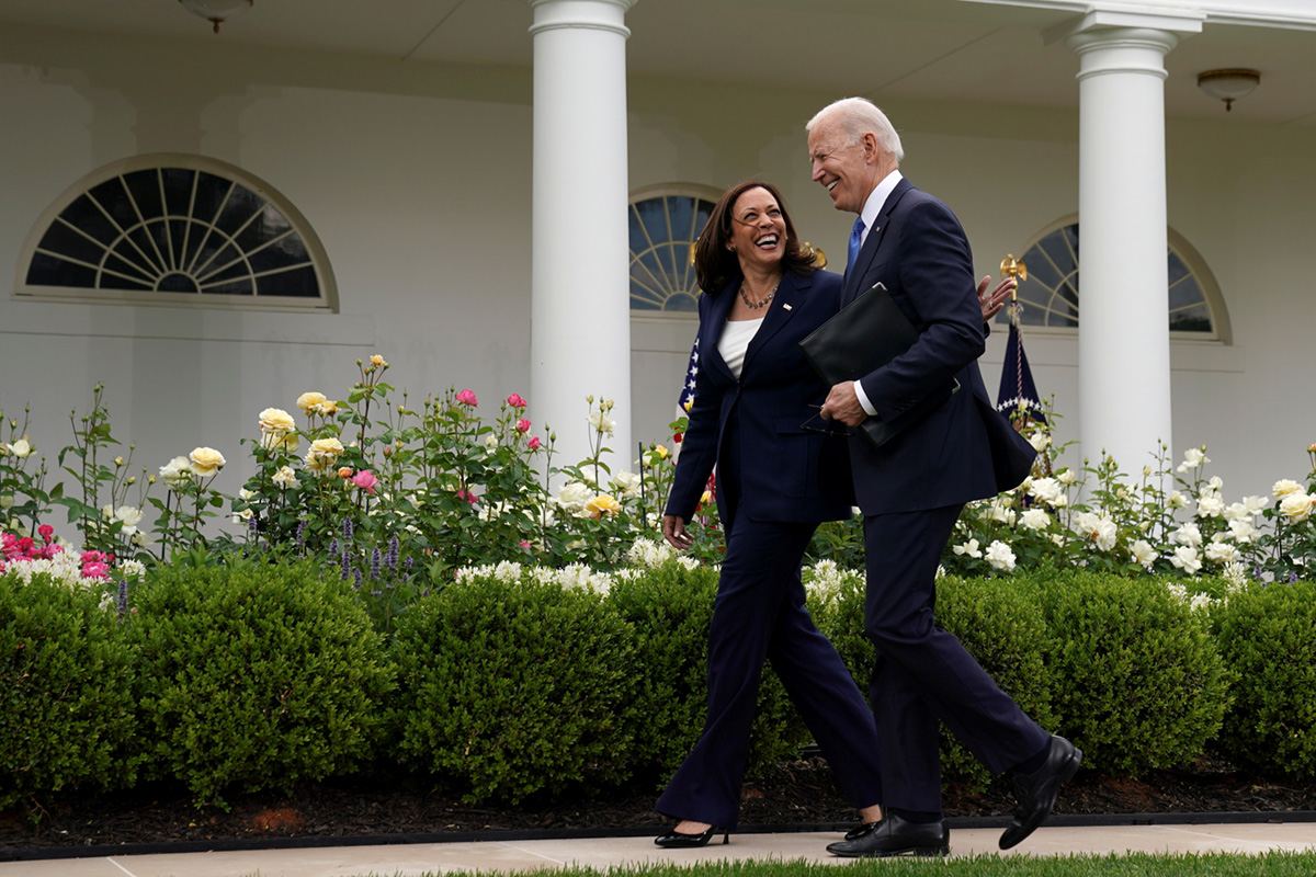 Президент США Джо Байден и вице-президент Камала Харрис покидают Розовый сад Белого дома в Вашингтоне после разговора о программе вакцинации, США, 13 мая 2021 года. REUTERS / Kevin Lamarque.