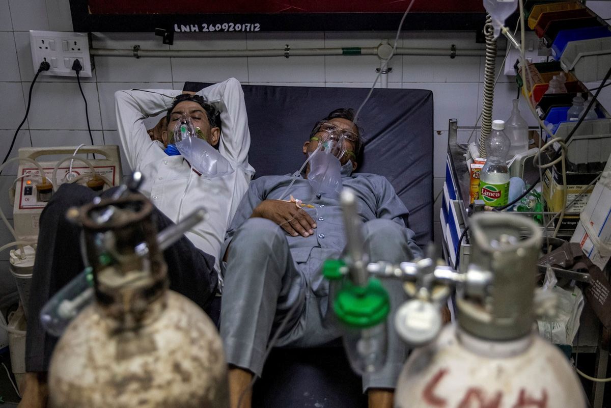 Пациенты заболевшие коронавирусом, проходят лечение в травмпункте больницы Нью-Дели, Индия, 15 апреля 2021 года. REUTERS / Danish Siddiqui<br>