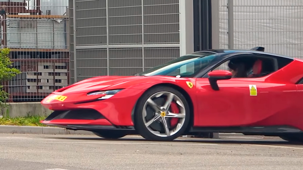 На заводе Lamborghini заметили суперкар Ferrari