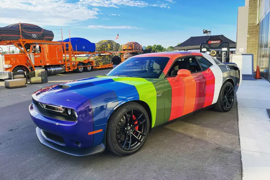 Dodge Challenger можно купить в 14 цветах одновременно