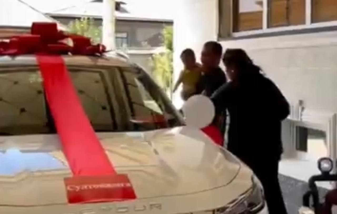 В Узбекистане женщина подарила мужу авто за 15 лет совместной жизни 
