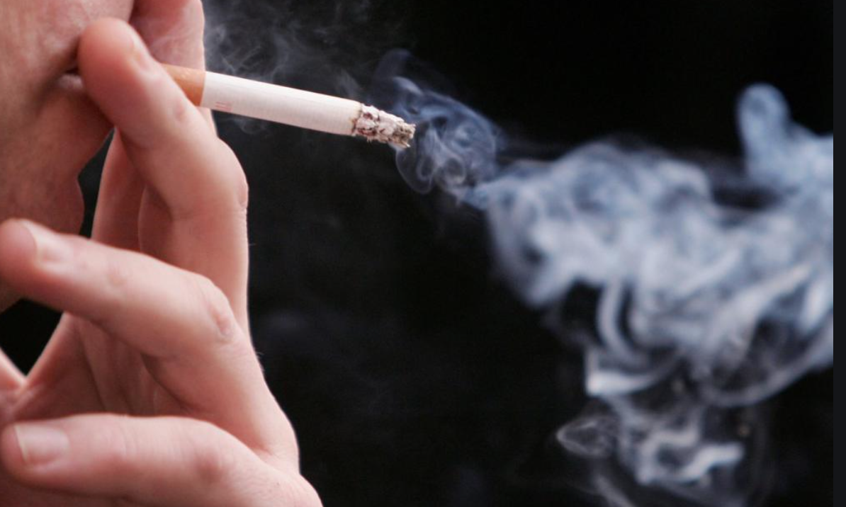 Японская фирма запретила работникам курить даже не удаленке