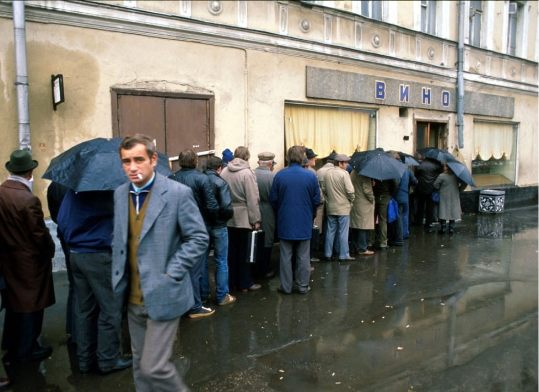 1985-yilda Moskvada spirtli ichimliklarga qarshi kurashish maqsadida do'konlar faoliyati 14:00 dan 19:00 gacha cheklangan va faqat 21 yoshdan katta bo'lganlarga sotish tartibi belgilangan vaqtda vino sotib olish uchun navbat kutayotganlar<br>