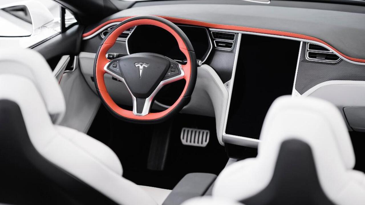Tesla вернет круглый руль в Model S и Model X
