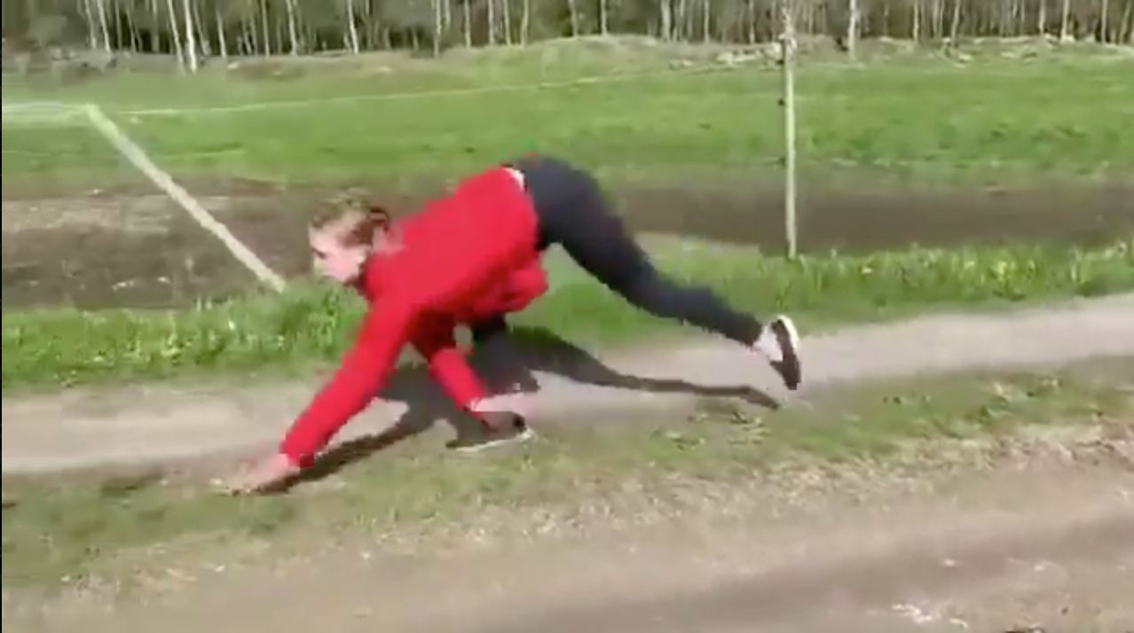 Девушка из Норвегии передвигается на четвереньках и участвует в забегах с другими людьми