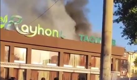 На Чиланзаре загорелось кафе «Райхон» — видео