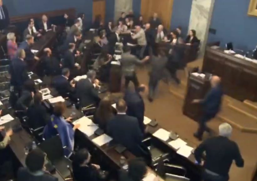 В Грузии депутаты подрались во время обсуждения законопроекта об иноагентах