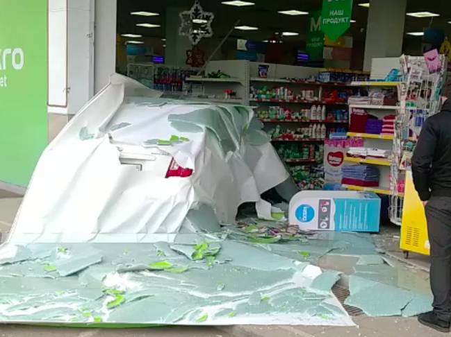 Lacetti влетел в супермаркет в Ташкенте – видео