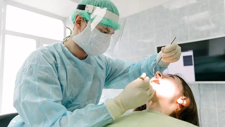 Стоматолог намеренно ломал зубы своим пациентам, чтобы получить больше денег
