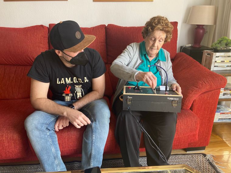 Инженер создал устройство 96-летней бабушке для общения с внуками