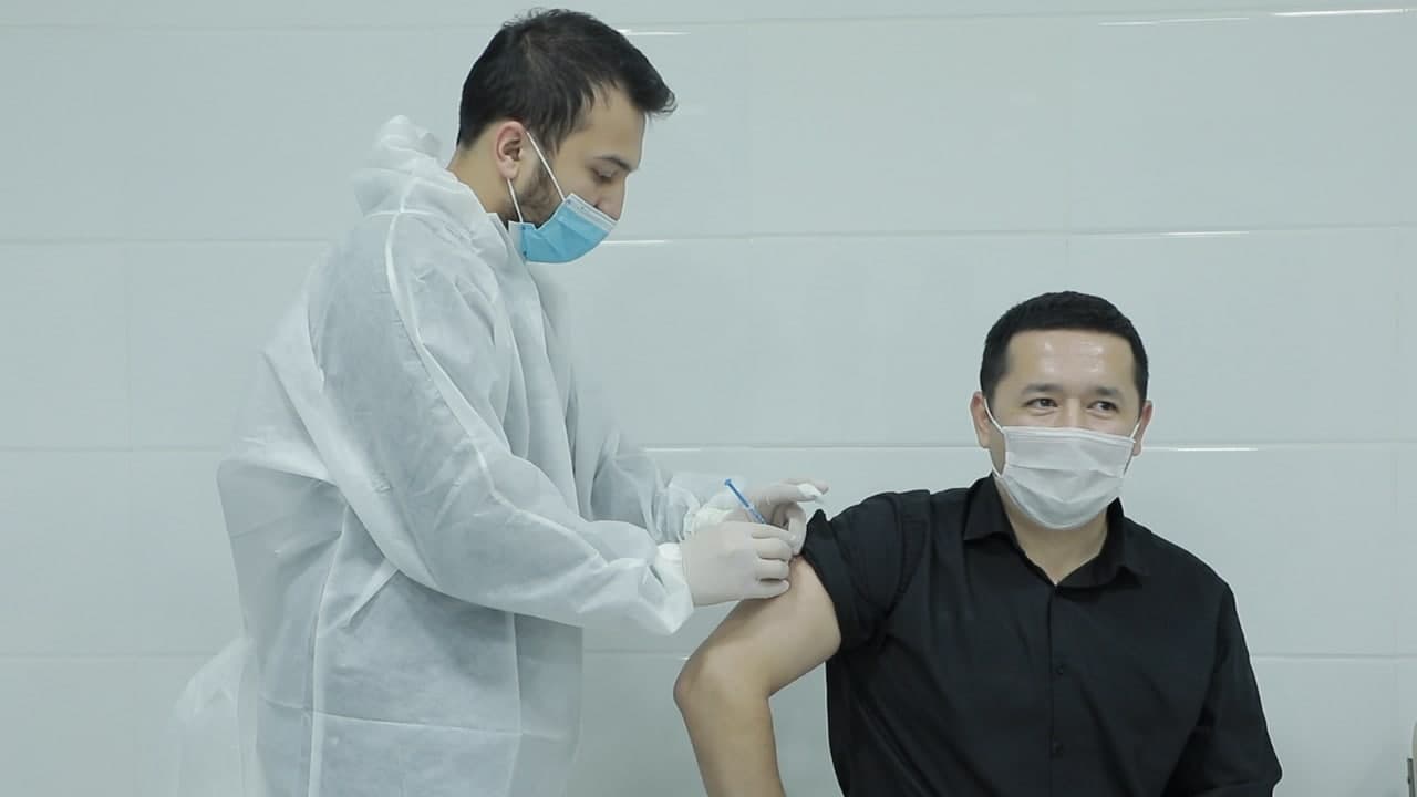 В Узбекистане вакцинировали почти тысячу человек