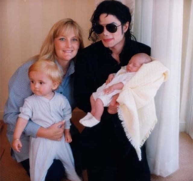 Дебби Роу и Майкл Джексон с детьми. Фото: legionmedia.ru