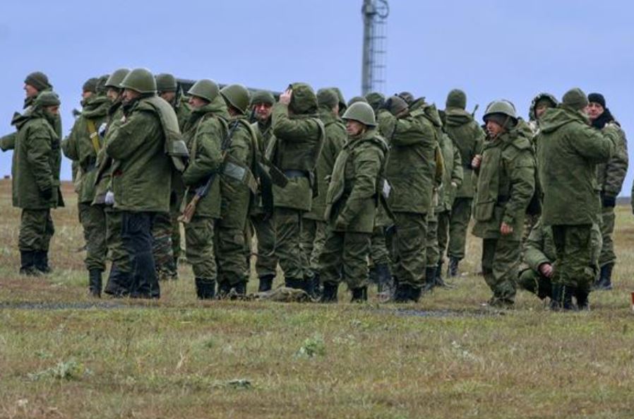 Власти России продолжают вербовать мигрантов из ЦА на войну в Украине