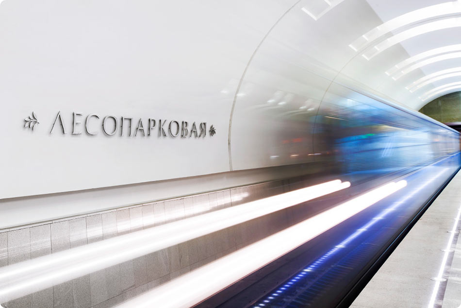 На одной из станций московского метрополитена появились указатели на узбекском и таджикском языках - фото