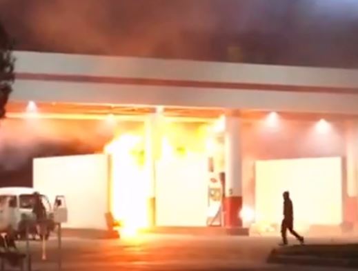 В Янгиюле загорелся грузовик: огонь перекинулся на газовую заправку