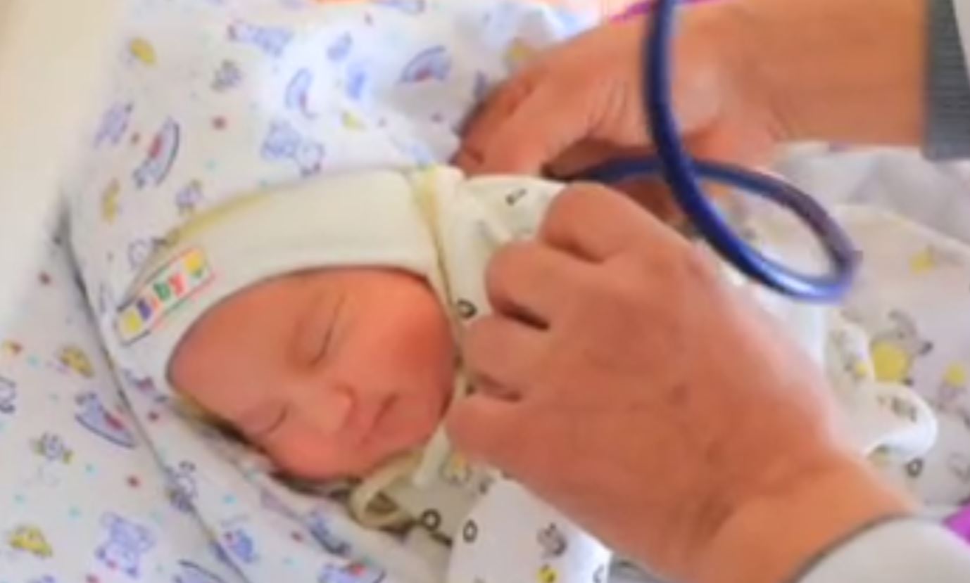Жительница Намангана родила ребенка в автомобиле ДПС — видео