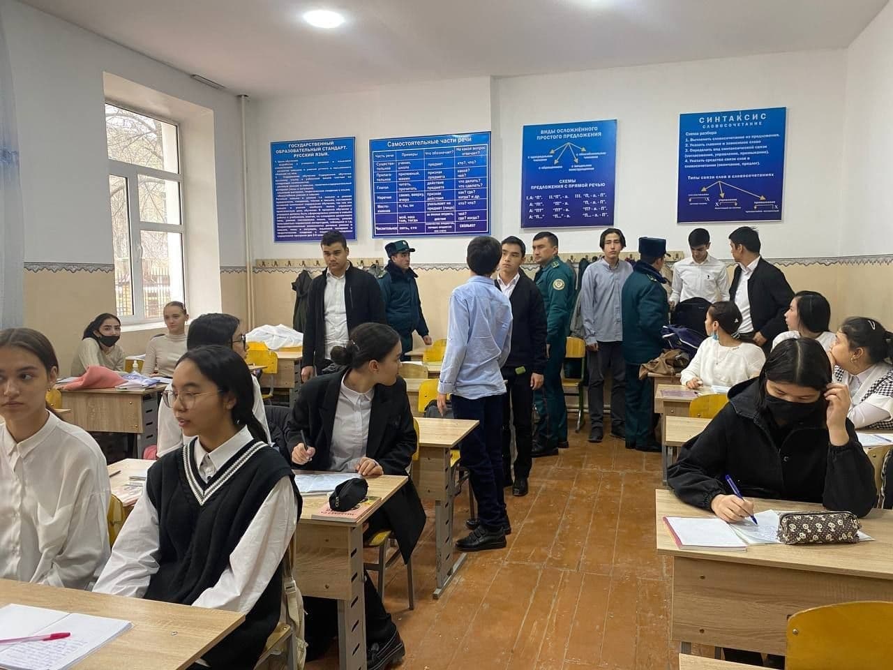 В Ташкенте правоохранители начали проверять телефоны и портфели школьников