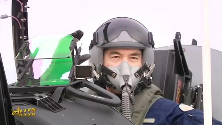 Бердымухамедов испытал военный самолет, после чего передал свою летную форму в музей