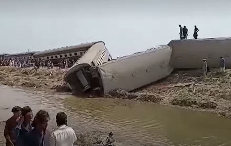 В Пакистане поезд сошел с рельсов: погибли 30 человек, пострадали 90 (видео)