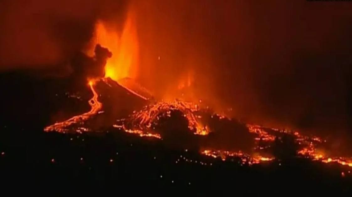 На Канарских островах 5 тысяч человек эвакуированы из-за извержения вулкана, спавшего 50 лет