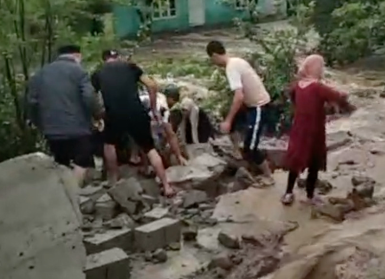 В Намангане на девушек обрушилась стена дома во время схода селя: одна из них погибла