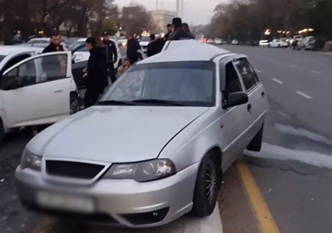 В Ташкенте произошло массовое ДТП с участием пяти машин, есть пострадавший