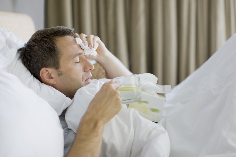Нужно ли принимать жаропонижающие и пить больше воды при лихорадке и гриппе