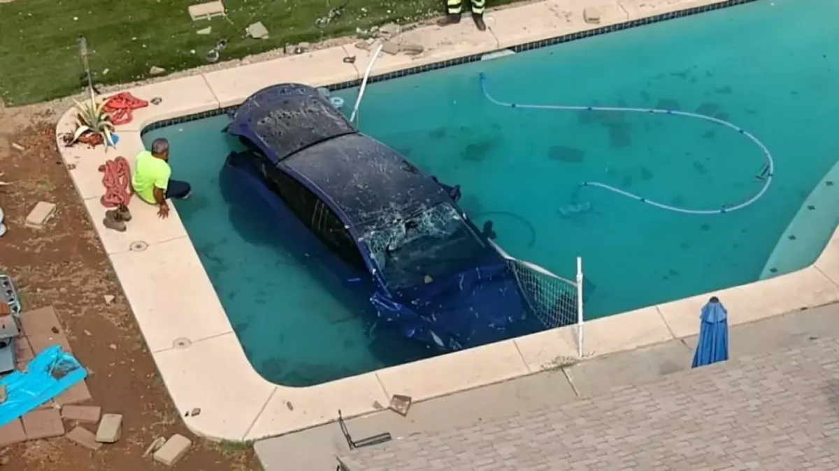 Tesla Model 3 пробил стену одного из домов и оказался в бассейне — видео