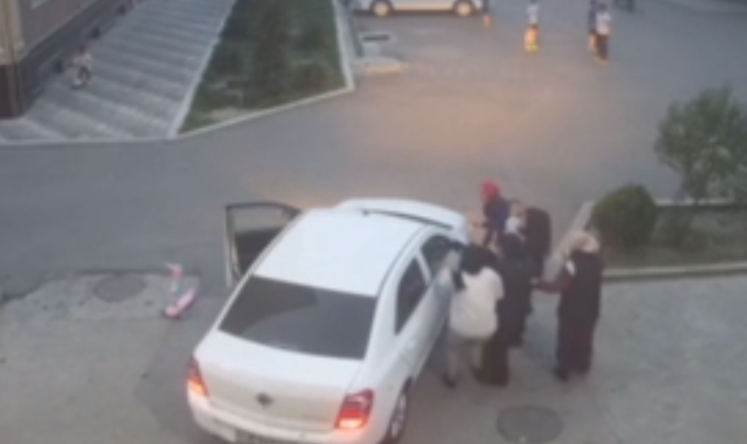 В Андижане водитель Cobalt наехала на маленьких детей