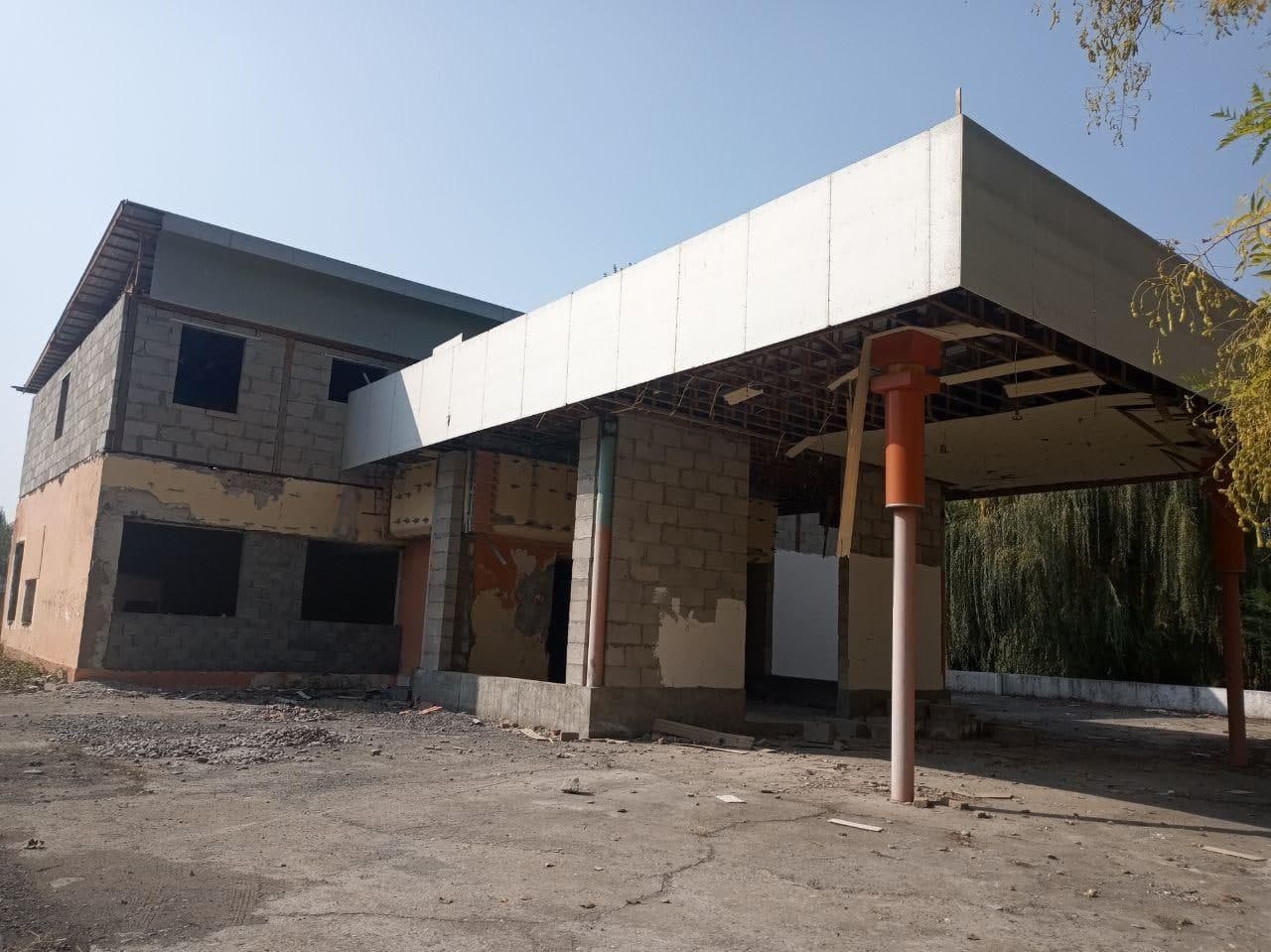 В Андижанской области сотрудники БПИ конфисковали здание АЗС за долги в десятки миллионов сумов