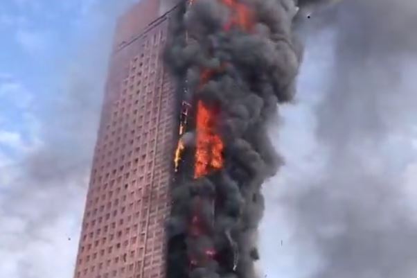 В Китае загорелся 200-метровый небоскреб — видео