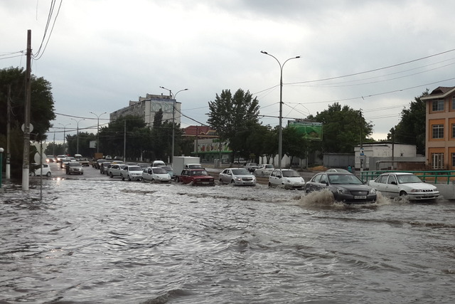 Проливной дождь затопил улицы Ташкента