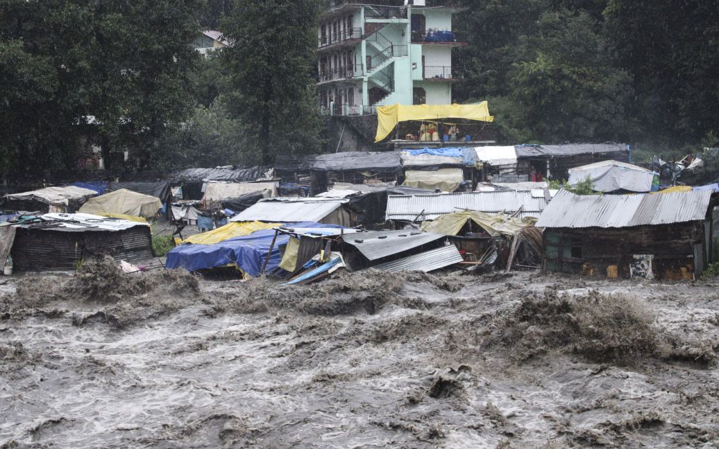 Число жертв наводнений в Индии превысило 100 человек 