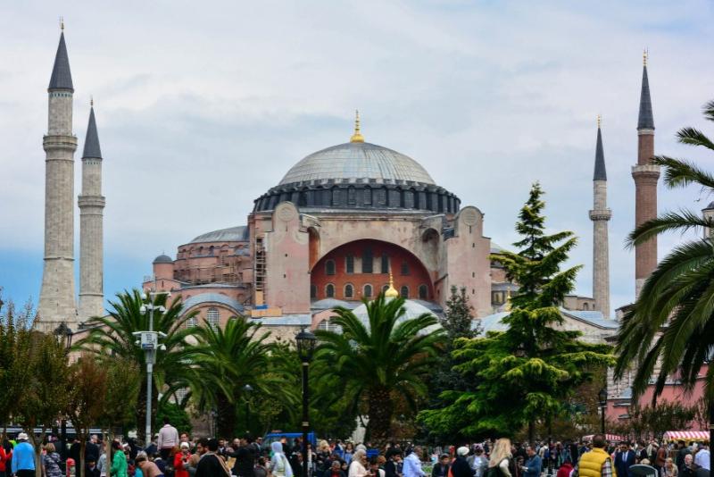По превращенному в мечеть собору Святой Софии в Греции устроили траурный звон